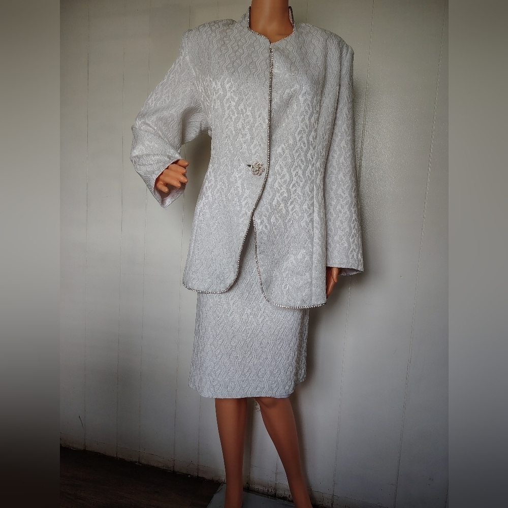 Clara Clara By Vinette White Textured Garment With silver threads Size 22